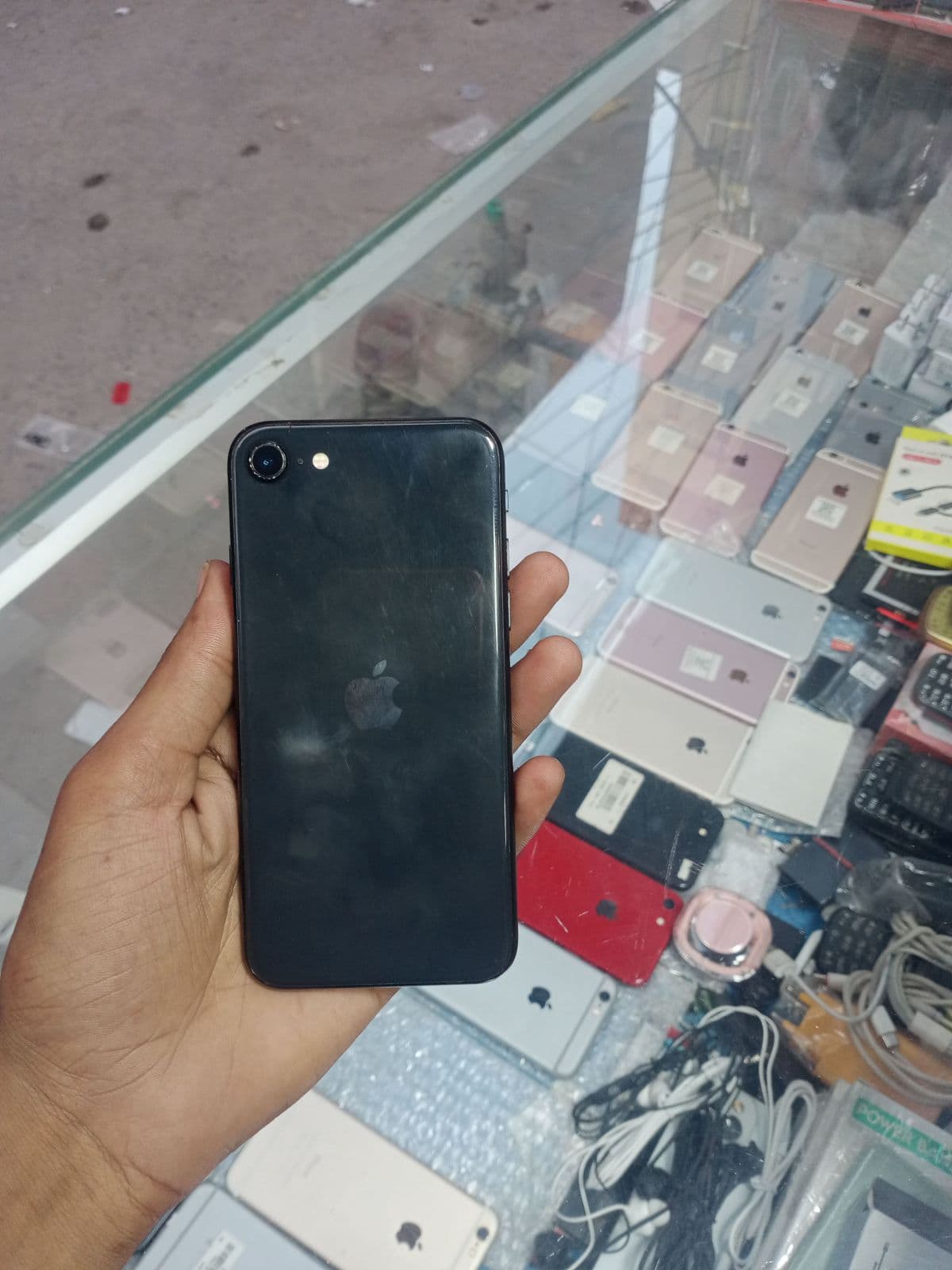 Apple iPhone SE (2022) 64GB in Midnight — photo 3