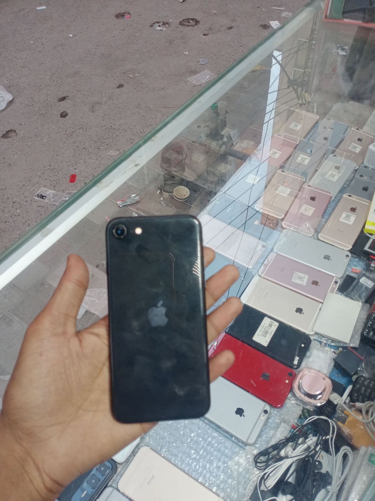 Apple iPhone SE (2022) 64GB in Midnight — photo 2