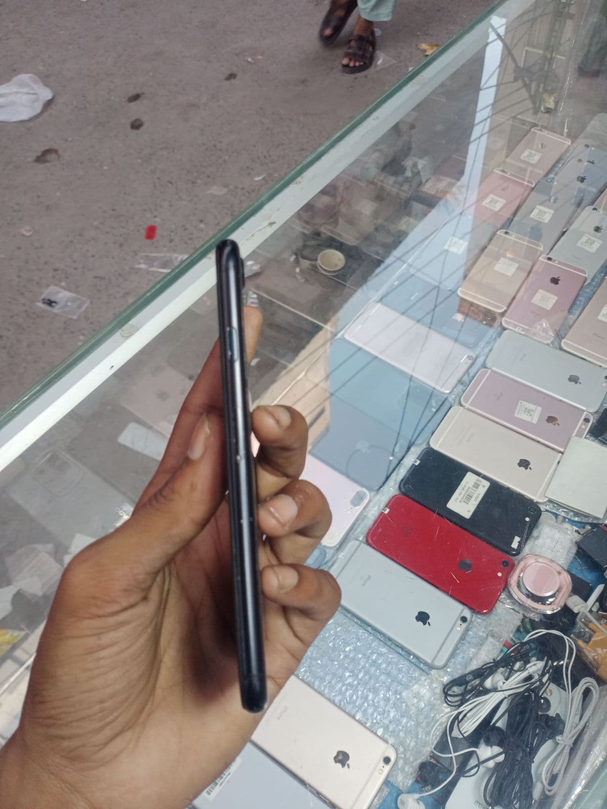 Apple iPhone SE (2022) 64GB in Midnight — photo 4