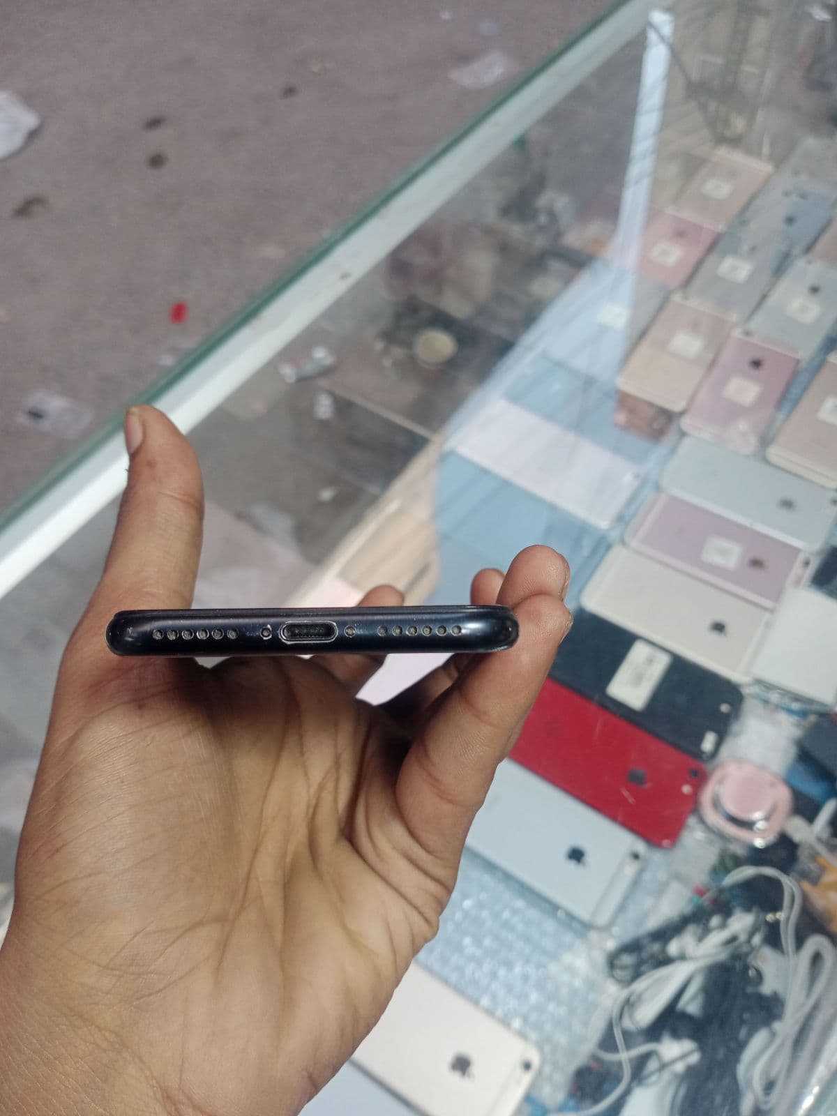 Apple iPhone SE (2022) 64GB in Midnight — photo 5