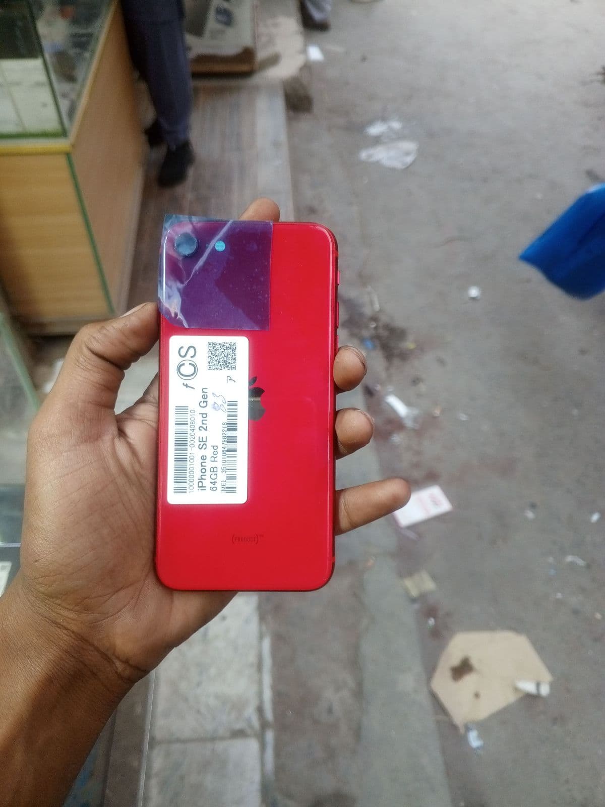 Apple iPhone SE (2022) 64GB in (PRODUCT)RED — photo 1