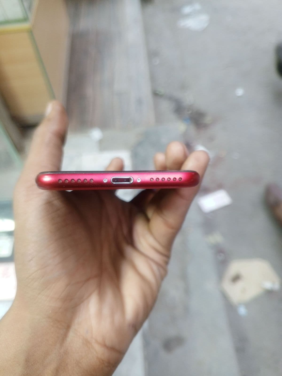 Apple iPhone SE (2022) 64GB in (PRODUCT)RED — photo 3