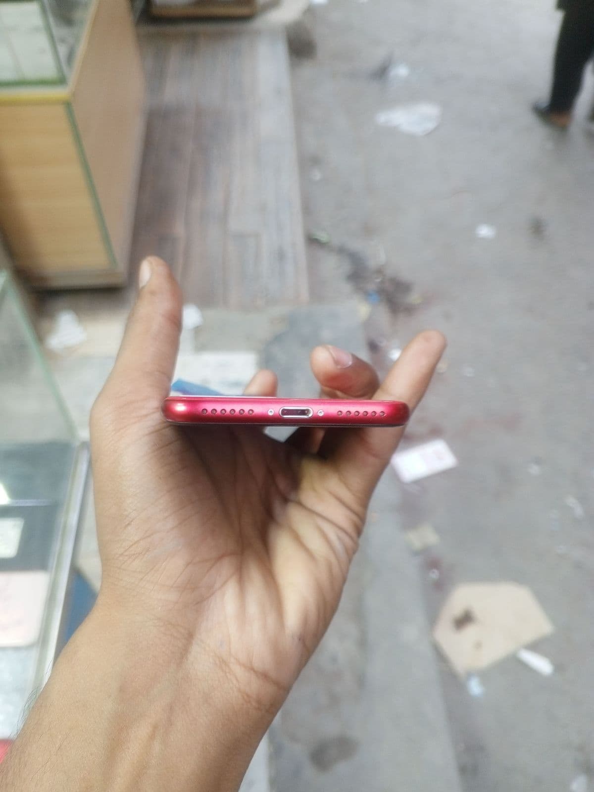 Apple iPhone SE (2022) 64GB in (PRODUCT)RED — photo 4