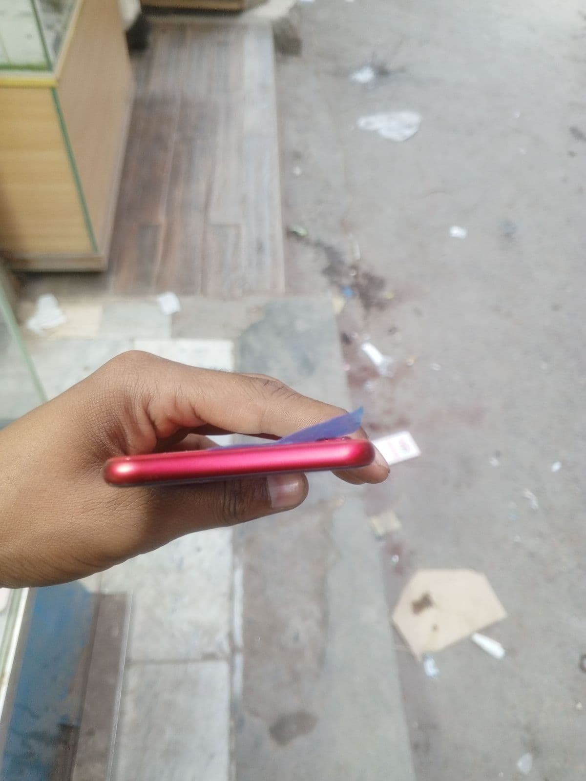 Apple iPhone SE (2022) 64GB in (PRODUCT)RED — photo 5