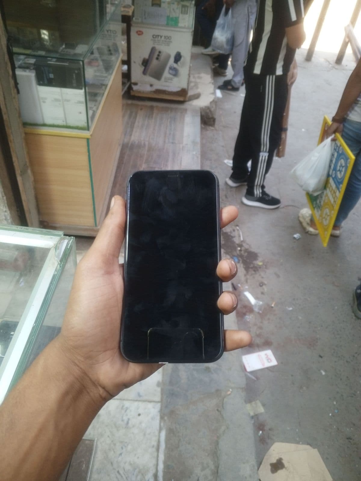 Apple iPhone 11 64GB in Black — photo 2