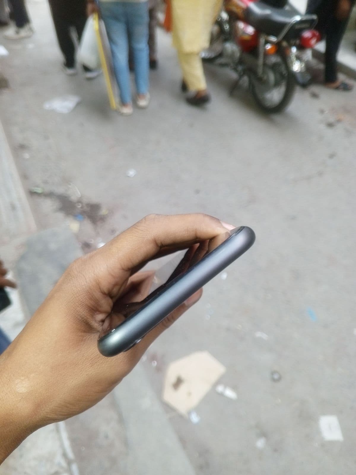 Apple iPhone 11 64GB in Black — photo 4