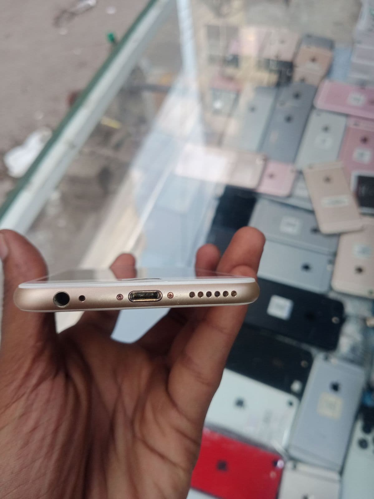 Apple iPhone 6s 64GB in Gold — photo 4