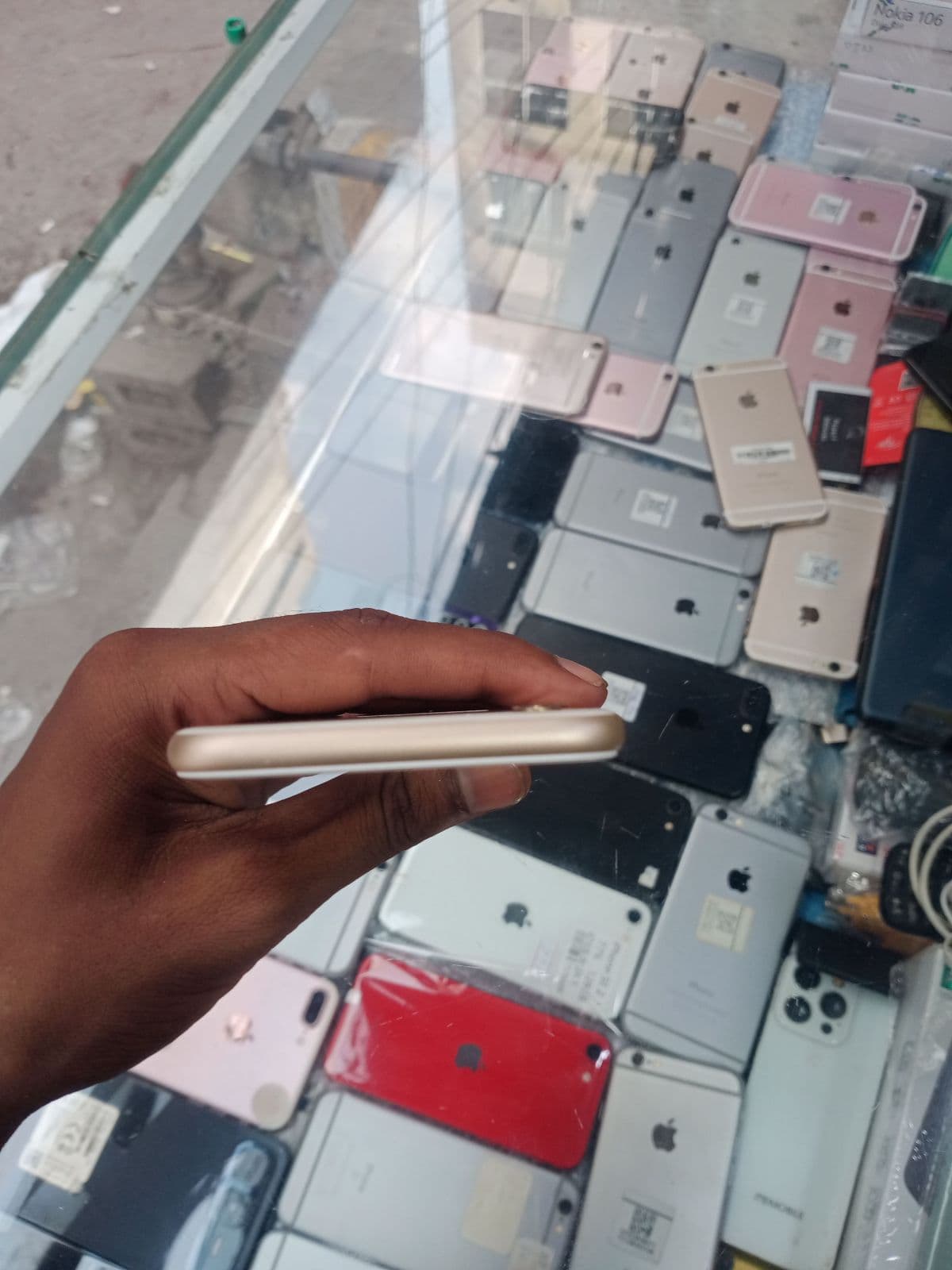 Apple iPhone 6s 64GB in Gold — photo 5