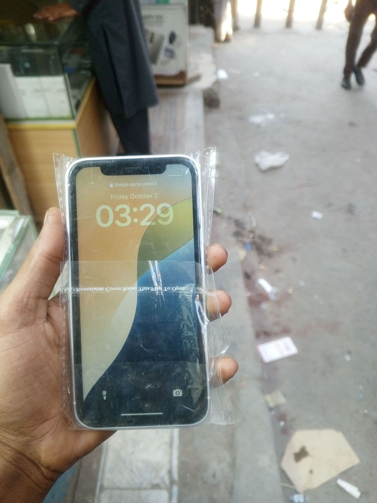 Apple iPhone XR 64GB in White — photo 2