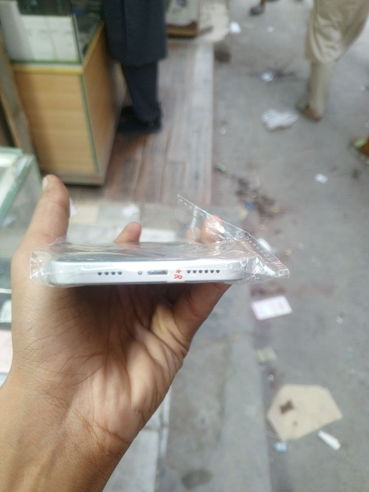 Apple iPhone XR 64GB in White — photo 3