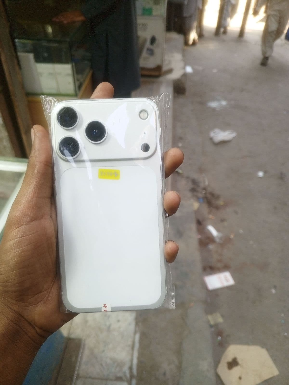 Apple iPhone XR 64GB in White — photo 4