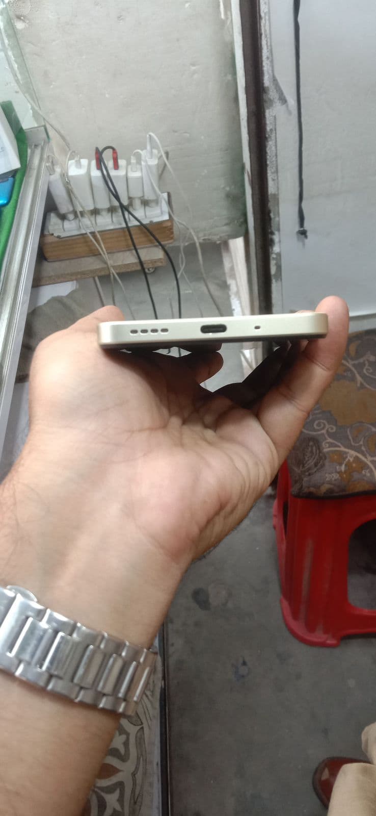 Realme C75 8GB / 256GB in Lightning Gold — photo 3