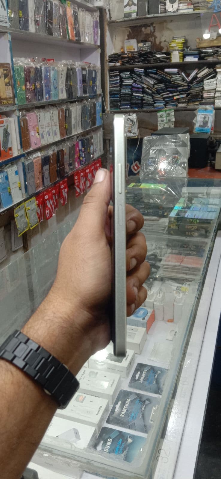Oppo A38 6GB / 128GB in Glowing Gold — photo 4