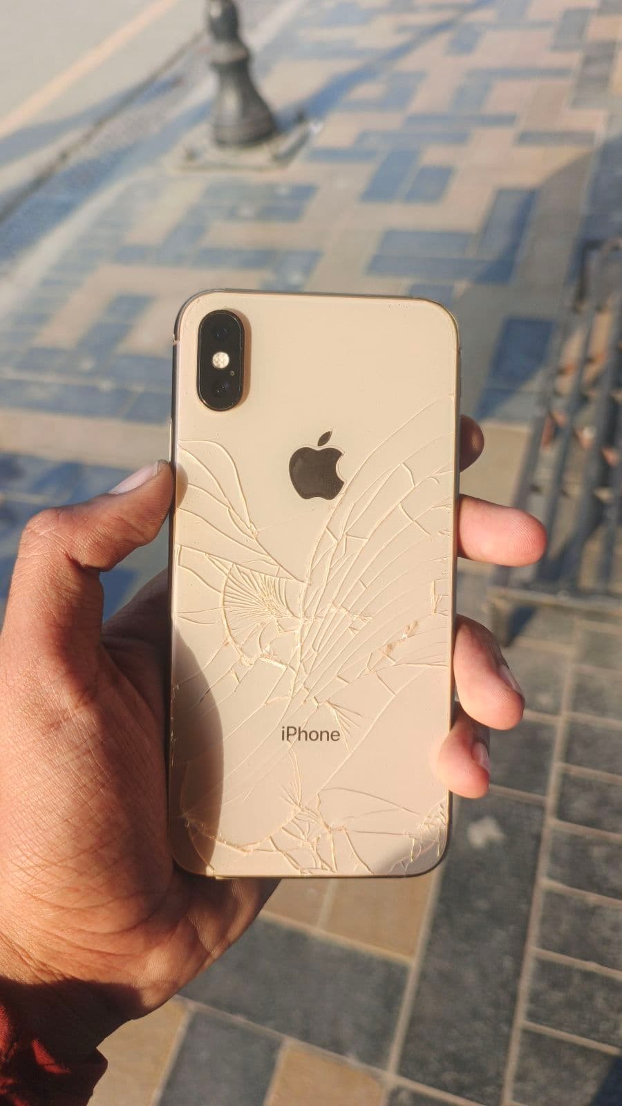 iPhone XS · 64GB