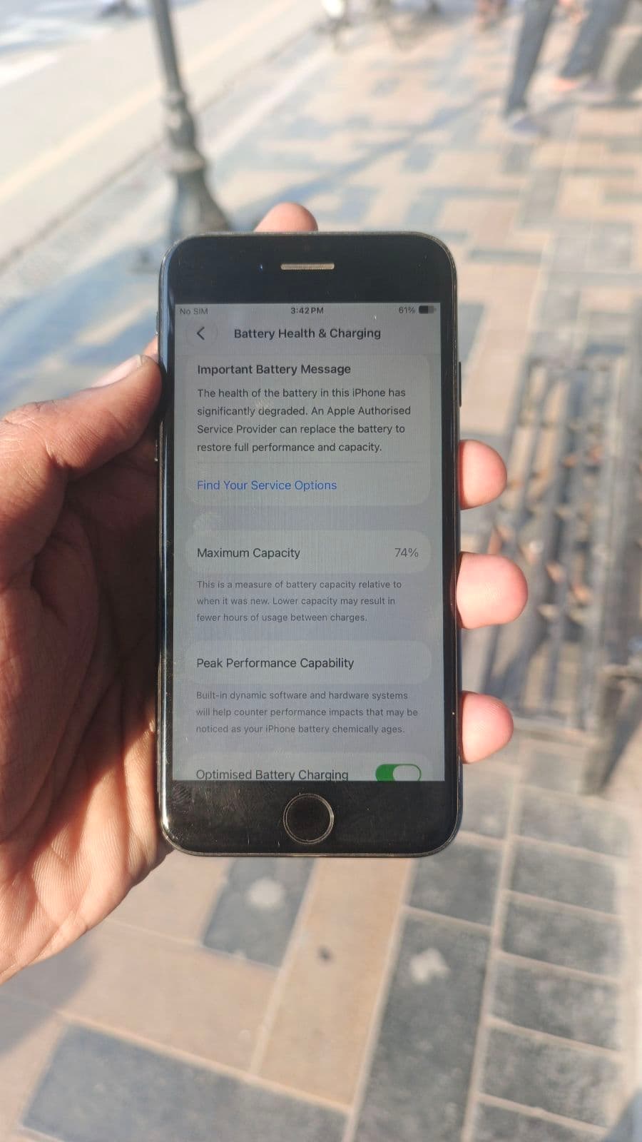 Apple iPhone SE (2020) 64GB in Black — photo 2