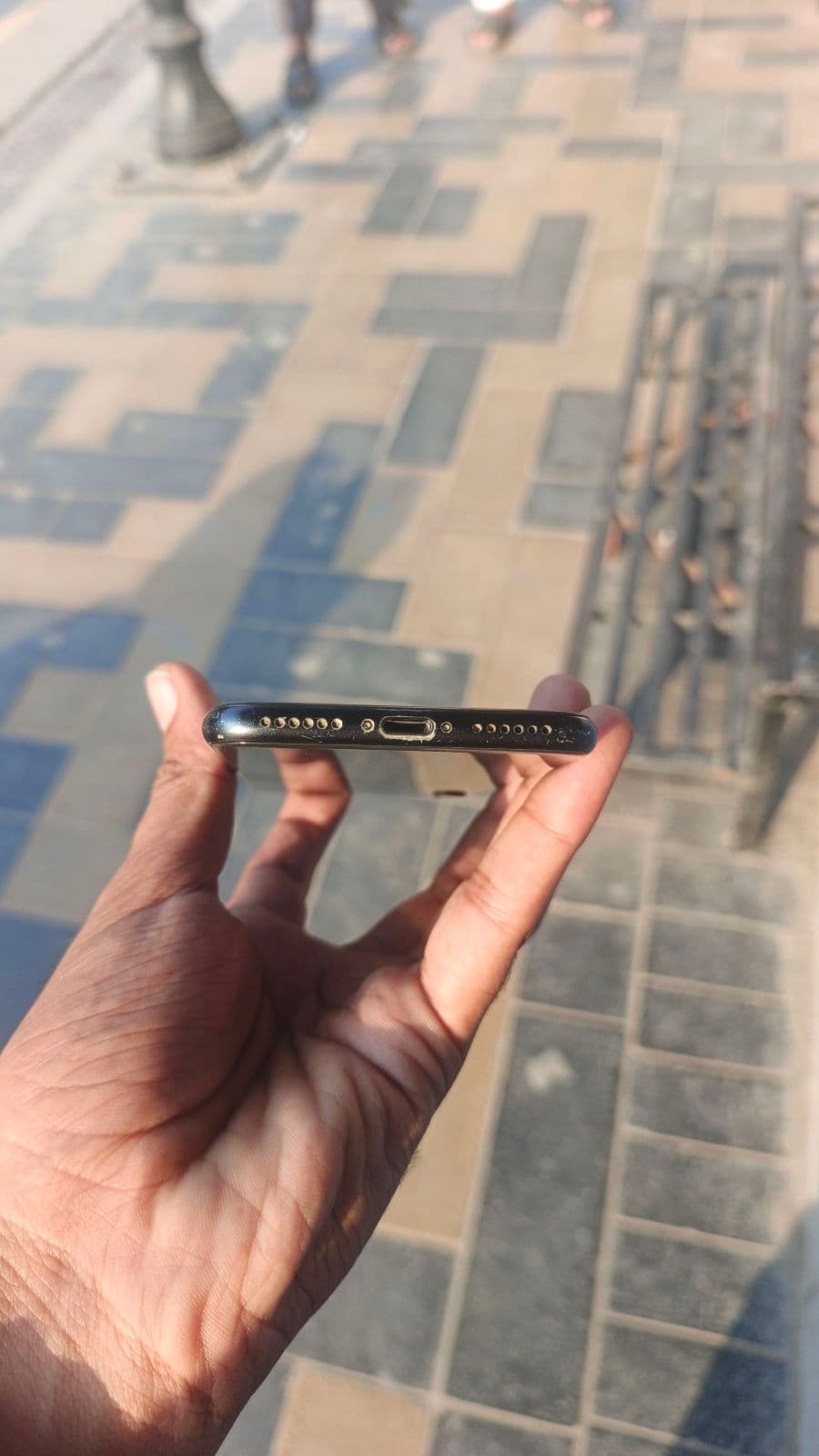 Apple iPhone SE (2020) 64GB in Black — photo 3