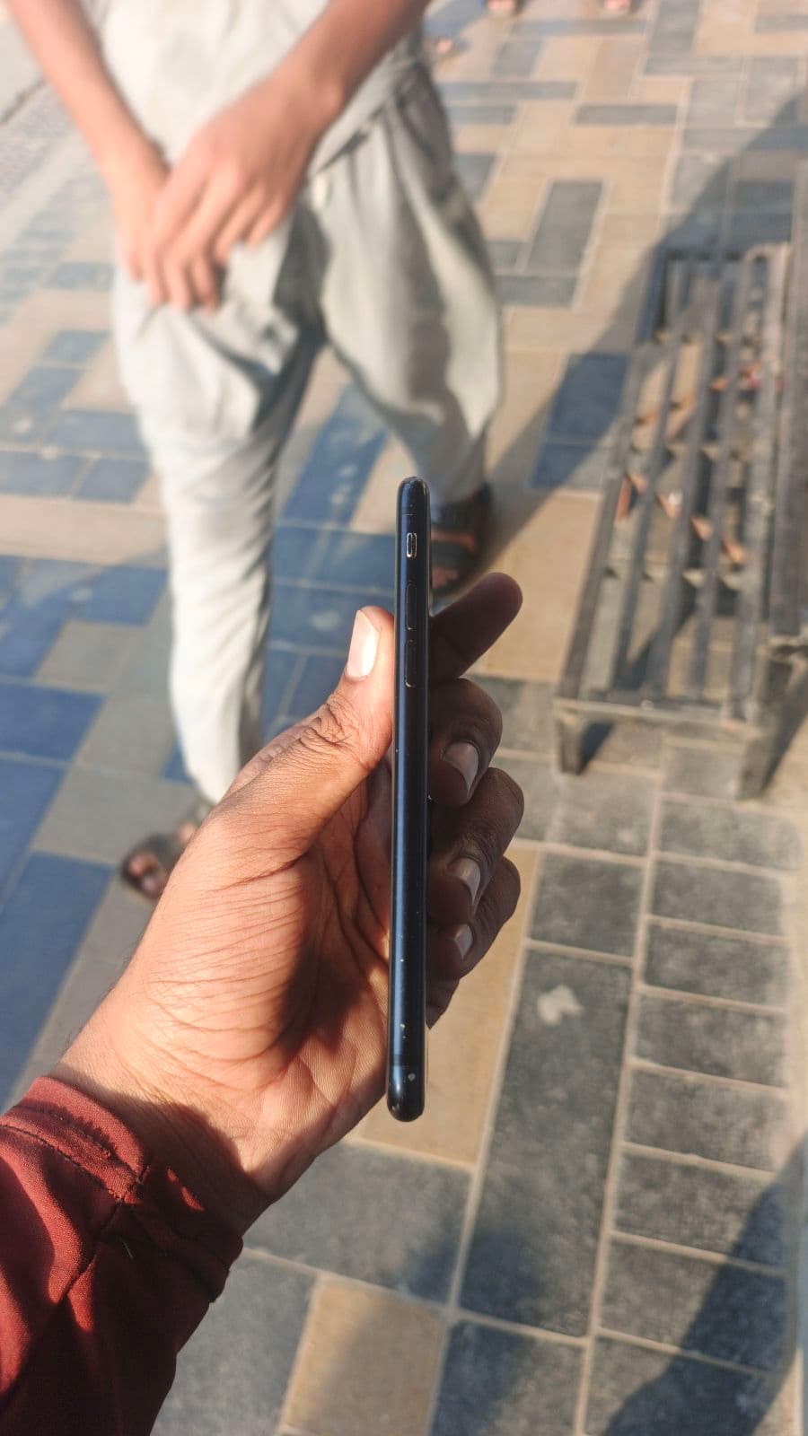 Apple iPhone SE (2020) 64GB in Black — photo 4
