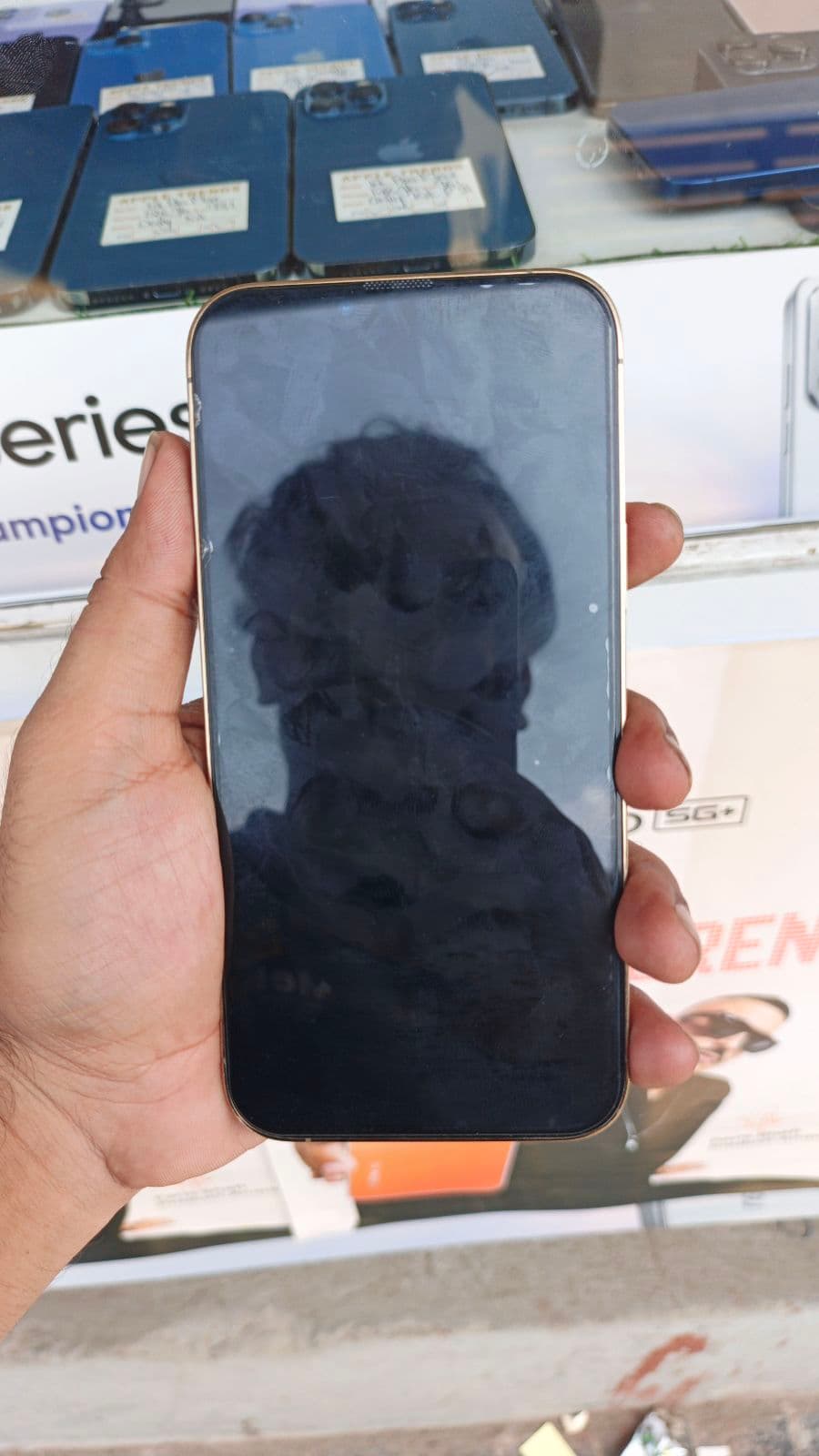 Apple iPhone 13 Pro Max 256GB in Gold — photo 2