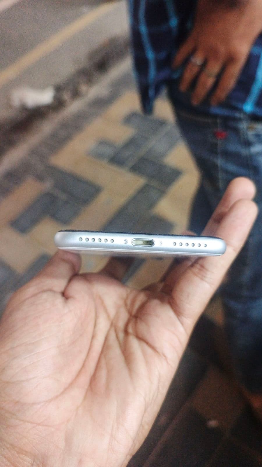 Apple iPhone SE (2020) 64GB in White — photo 3