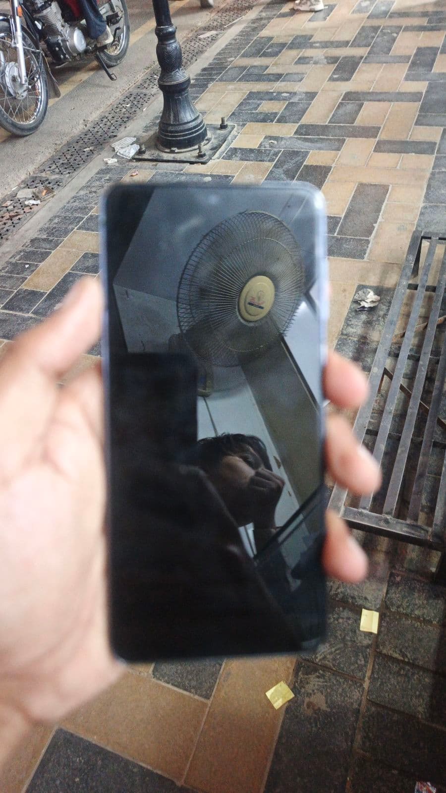 Samsung Galaxy S21 8GB / 128GB in Phantom Gray — photo 2
