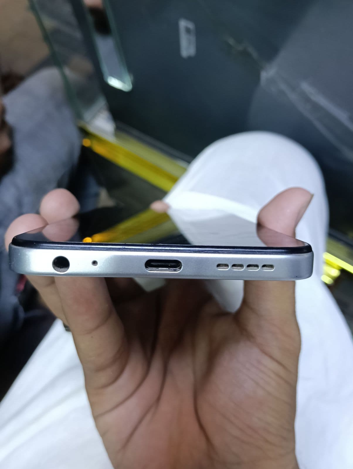 Infinix Hot 60i 6GB / 128GB in Titanium Silver — photo 3
