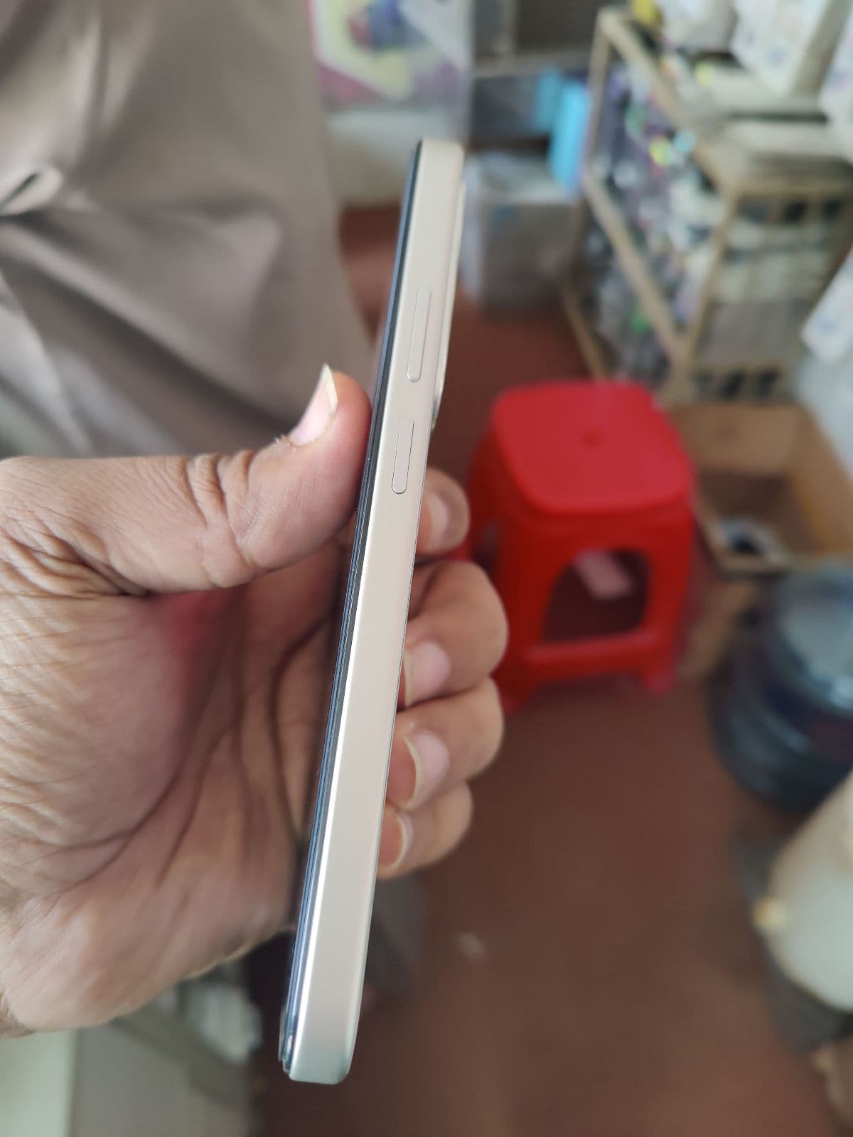 Realme C100 8GB / 256GB in Glory White — photo 3