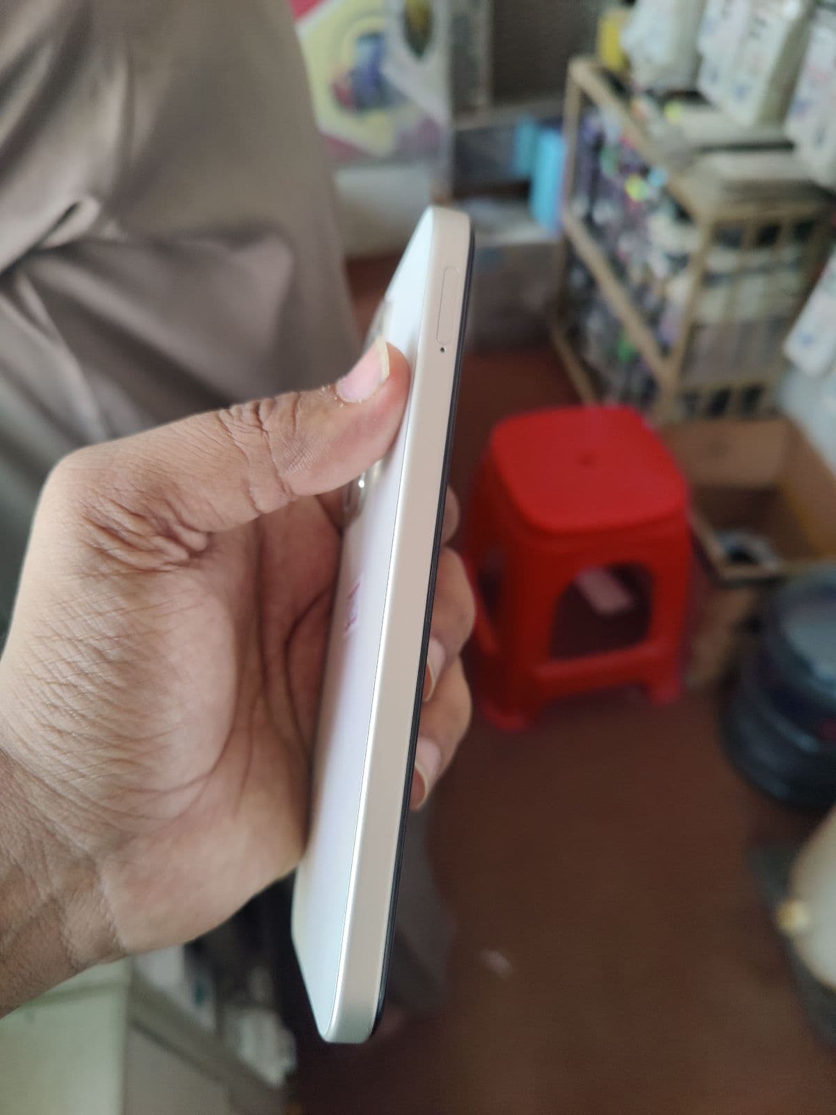 Realme C100 8GB / 256GB in Glory White — photo 4