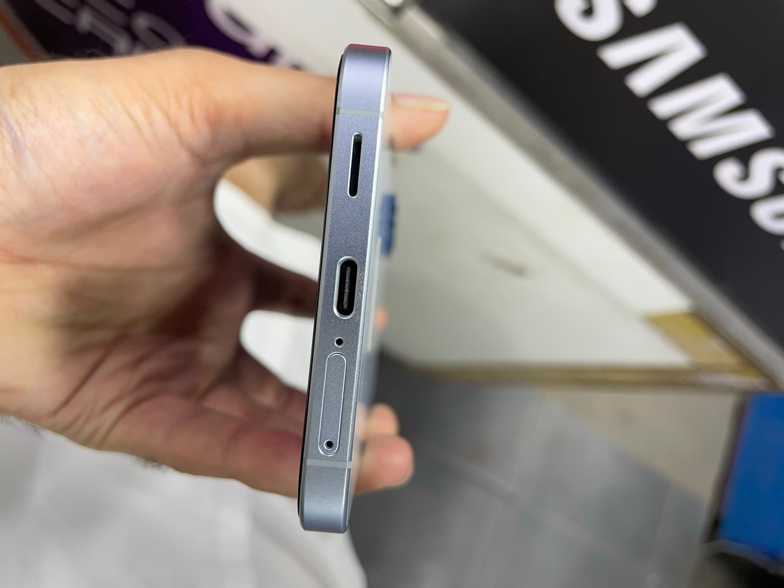 Samsung Galaxy A57 12GB / 256GB in Awesome Icyblue — photo 2