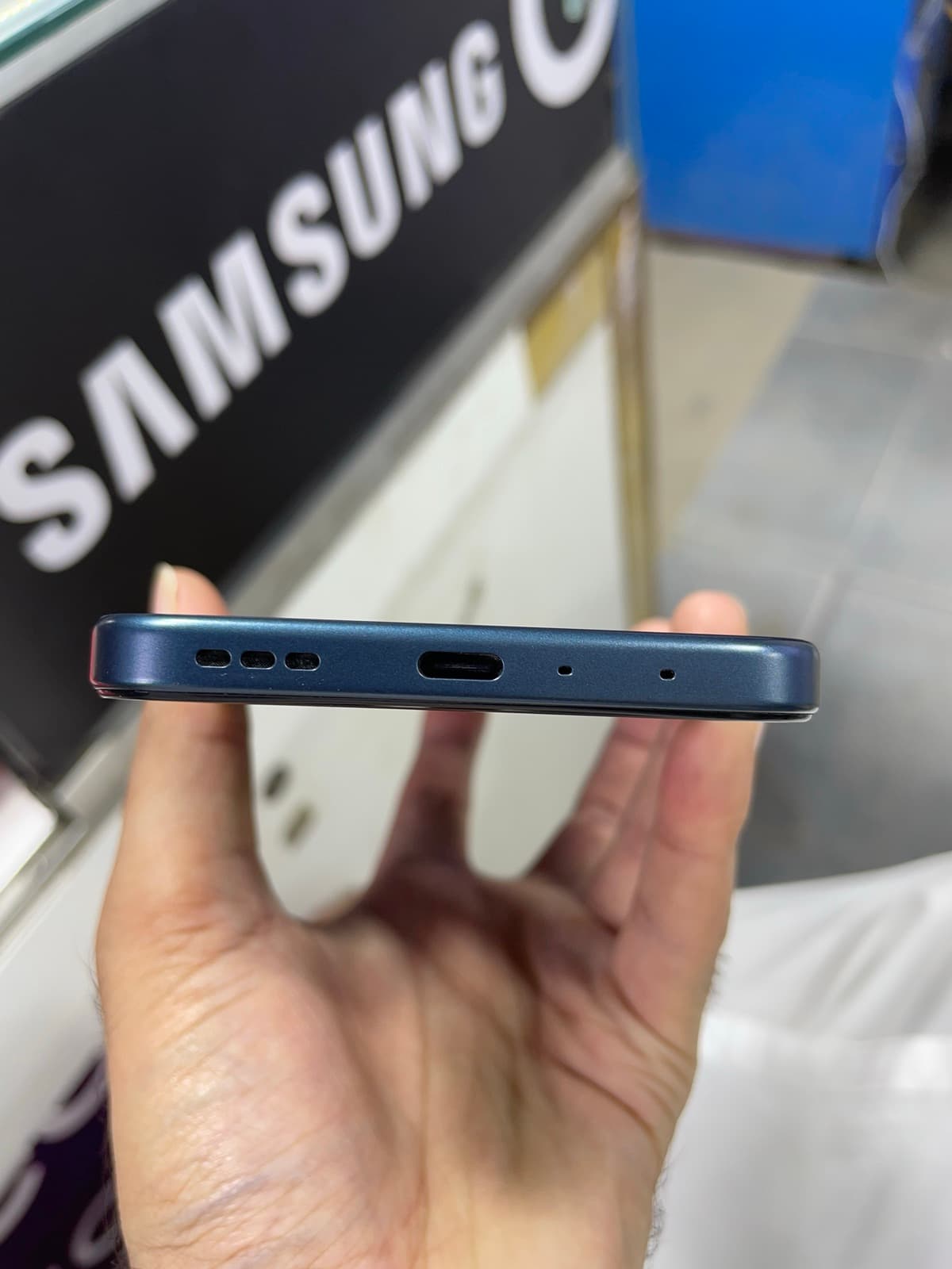 Oppo A6 8GB / 256GB in Sapphire Blue — photo 2