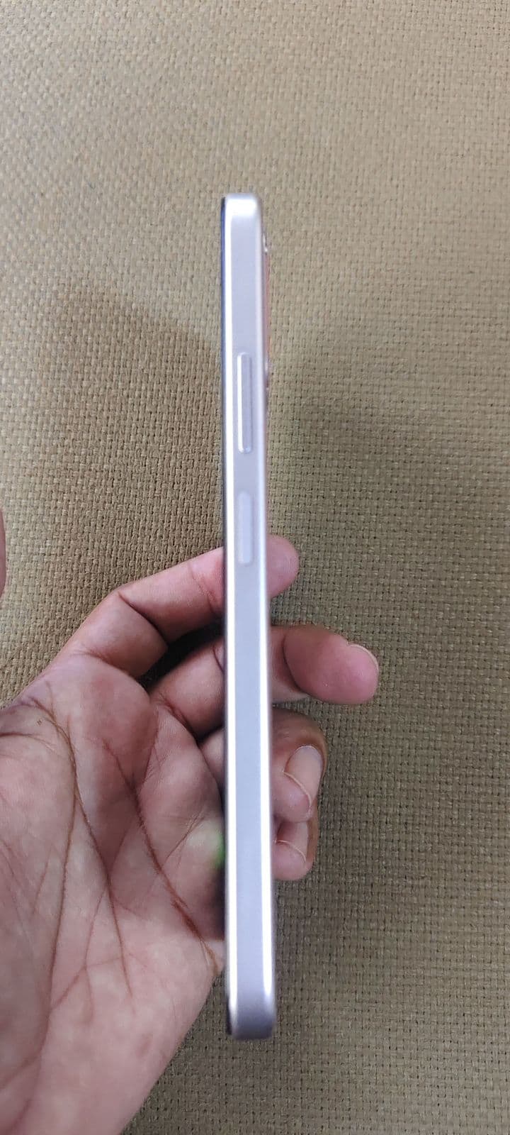 Oppo A6 8GB / 256GB in Aurora Gold — photo 3