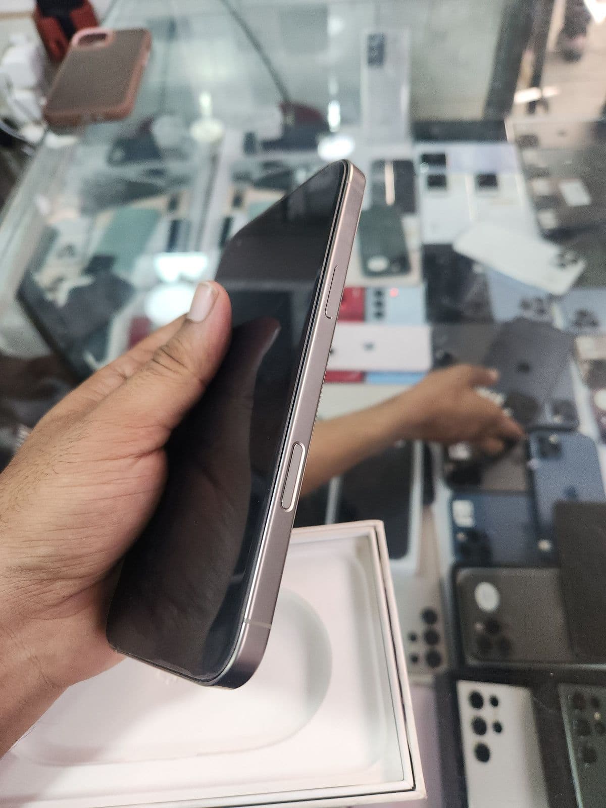Apple iPhone 16 Pro Max 256GB in Black Titanium — photo 2