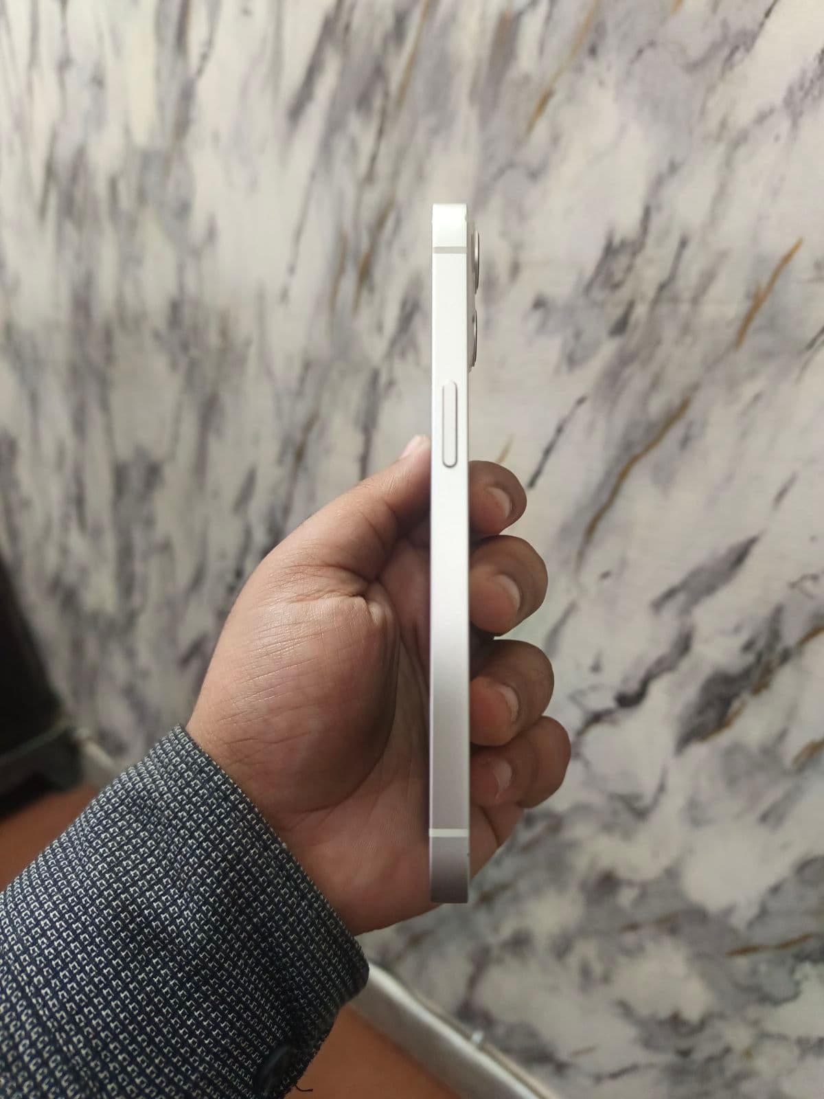 Apple iPhone 13 128GB in Starlight — photo 2
