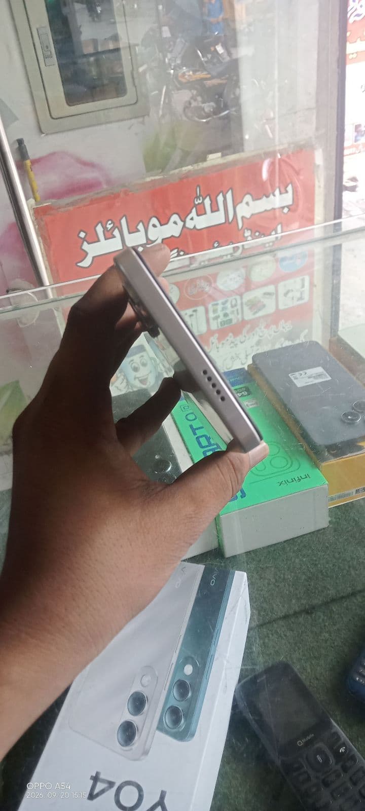 Vivo Y04 4GB / 64GB in Titanium Gold — photo 4