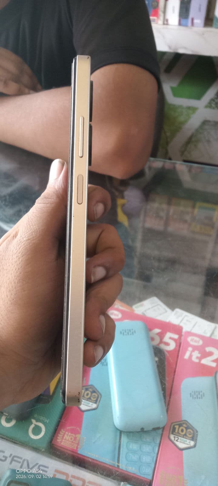 Infinix Smart 8 4GB / 64GB in Shiny Gold — photo 4