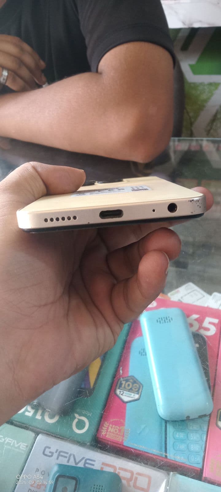 Infinix Smart 8 4GB / 64GB in Shiny Gold — photo 5