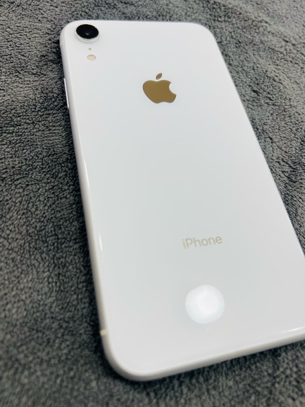 Apple iPhone XR 64GB in White — photo 1