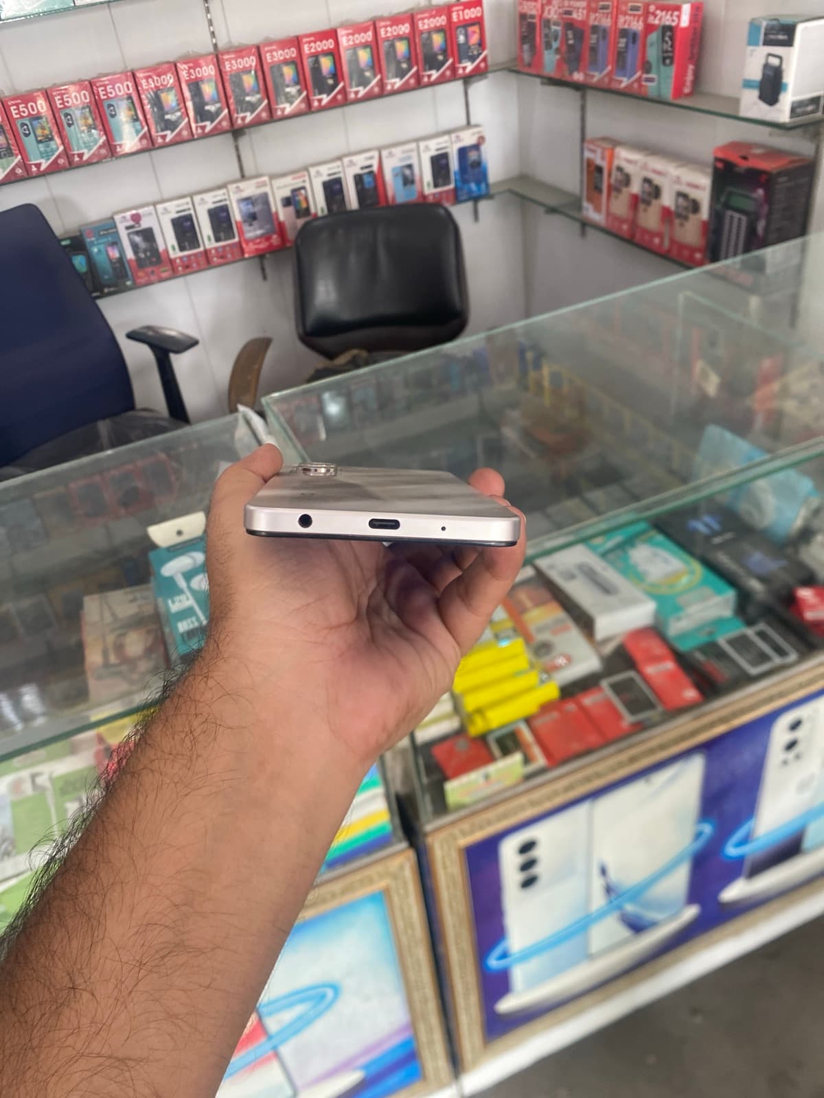 Vivo Y04 4GB / 128GB in Titanium Gold — photo 5