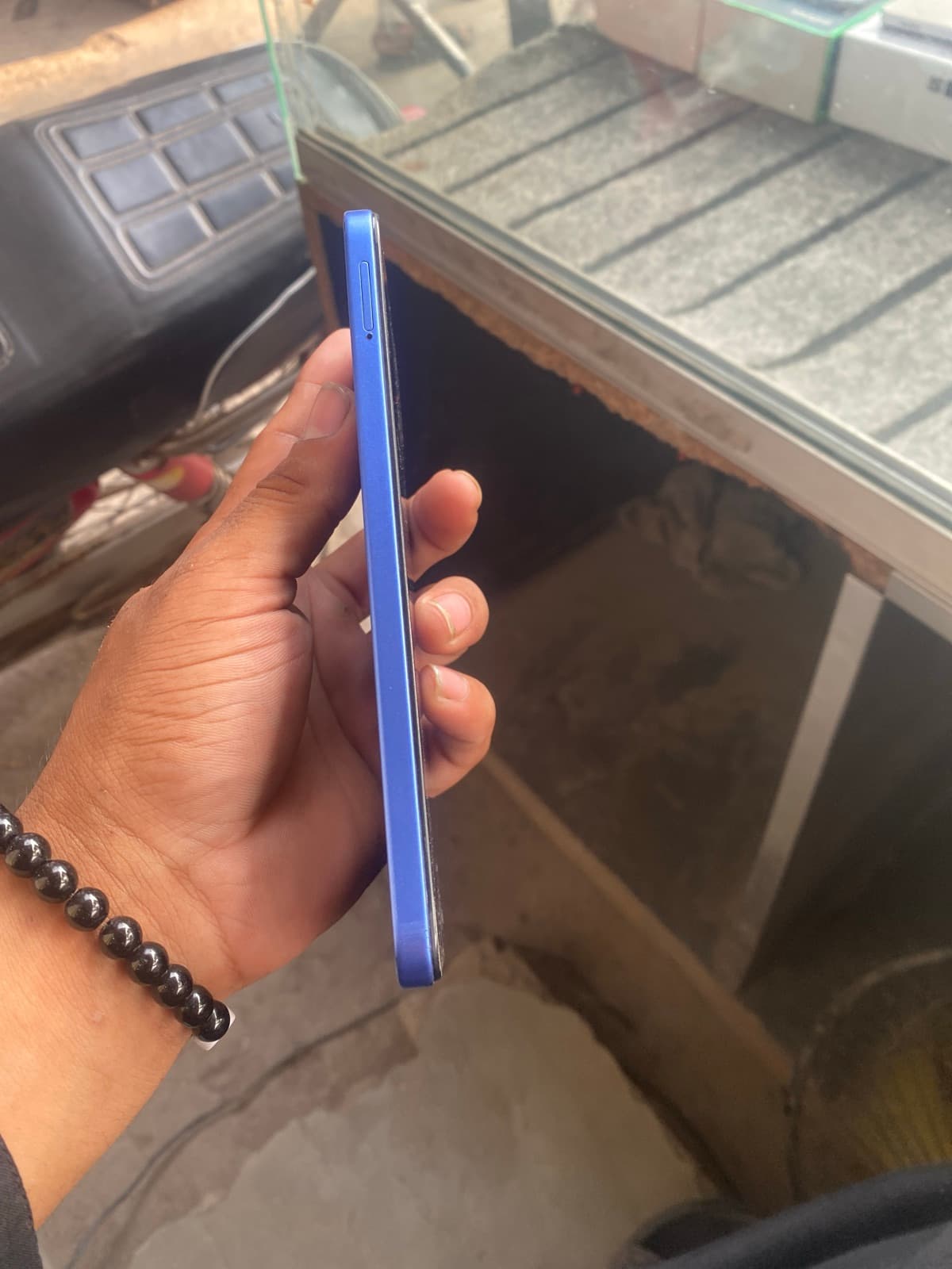 Infinix Hot 60i 6GB / 128GB in Shadow Blue — photo 2