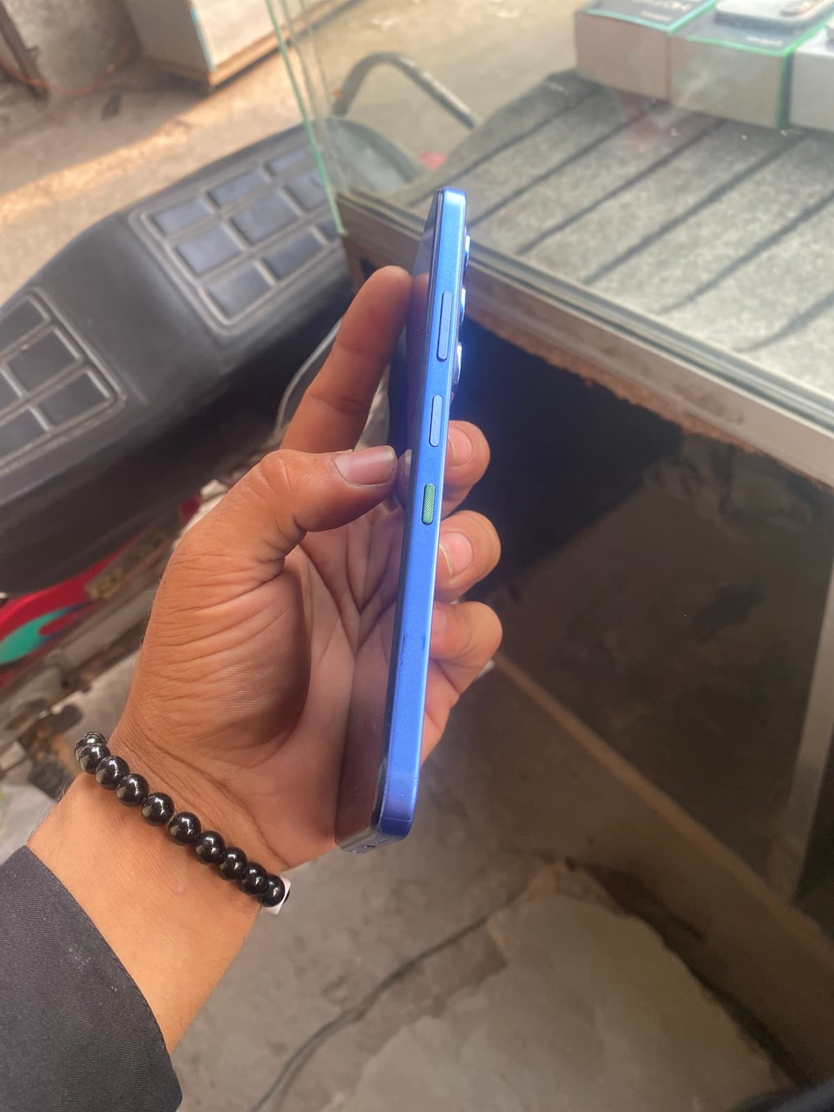 Infinix Hot 60i 6GB / 128GB in Shadow Blue — photo 3