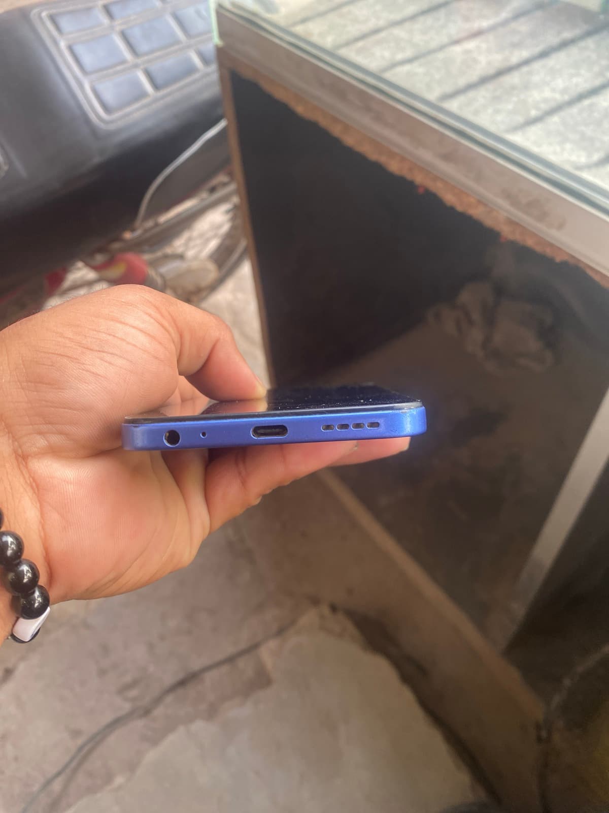 Infinix Hot 60i 6GB / 128GB in Shadow Blue — photo 4