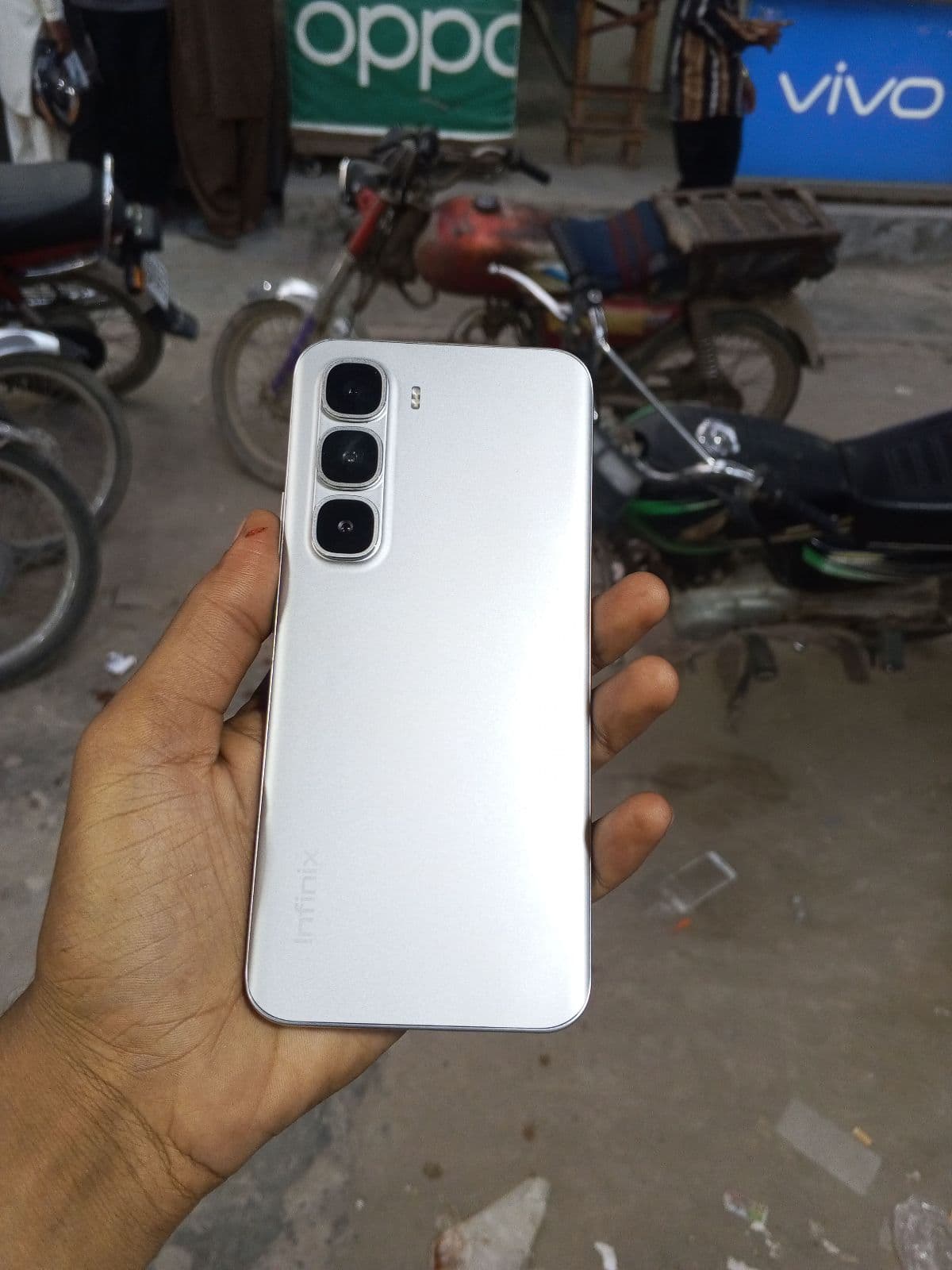 Infinix Hot 60 Pro+ · 8GB / 128GB