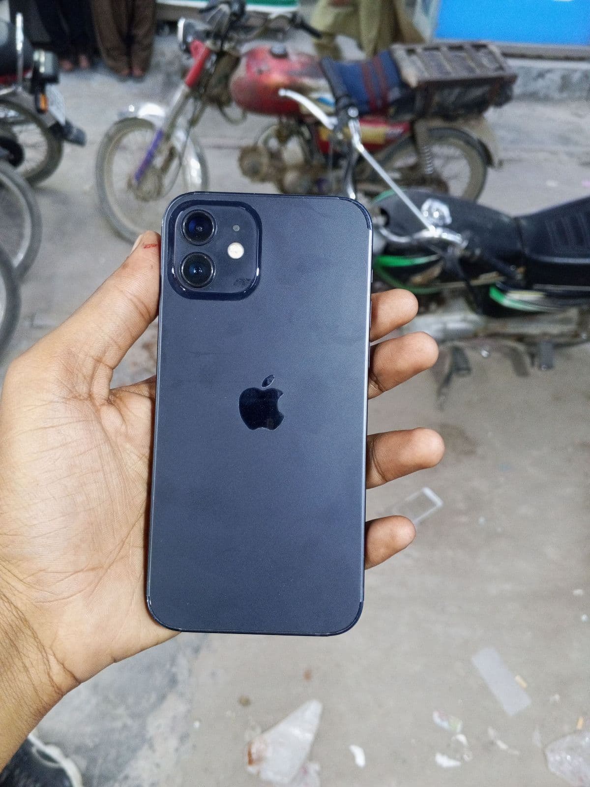 iPhone 12 · 128GB
