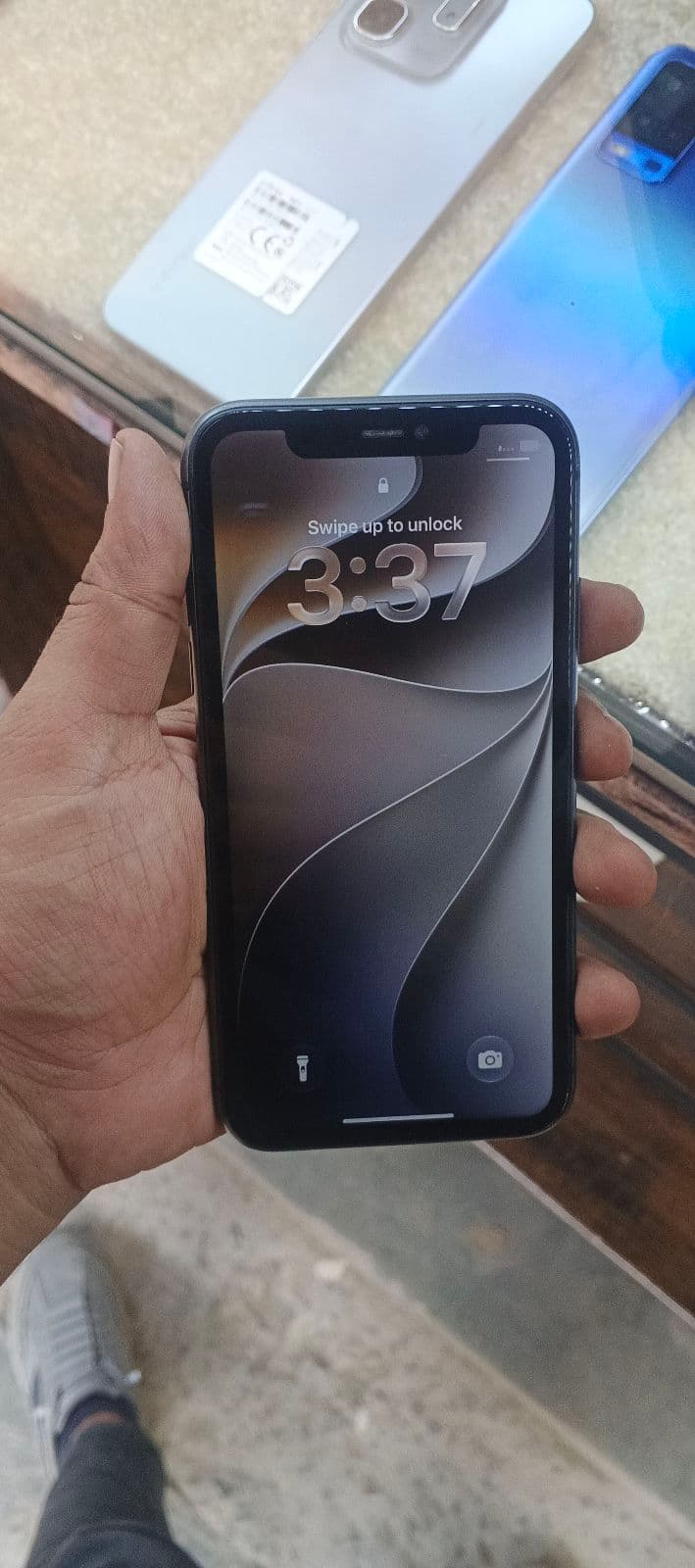 Apple iPhone 11 128GB in Black — photo 2
