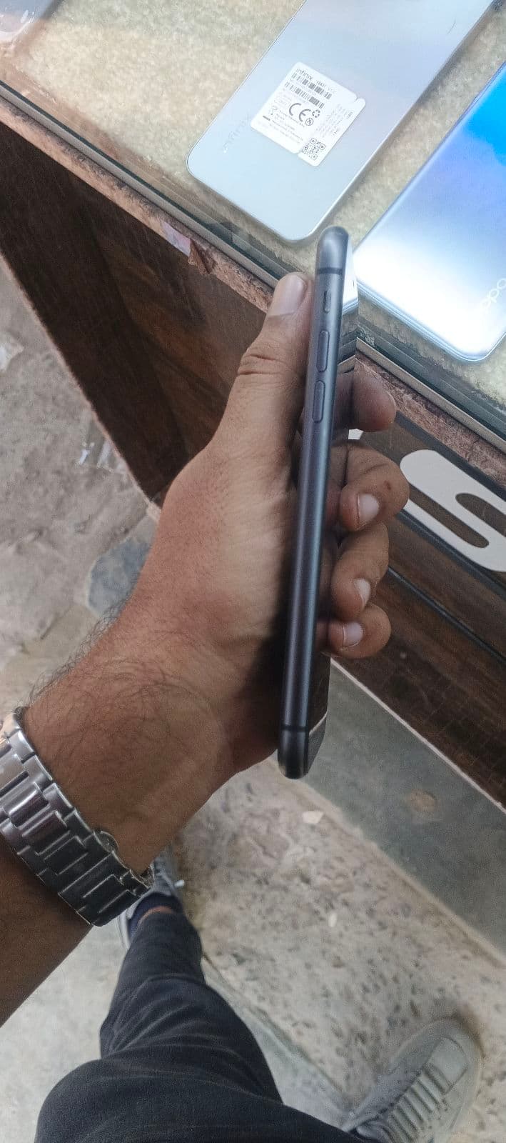 Apple iPhone 11 128GB in Black — photo 3