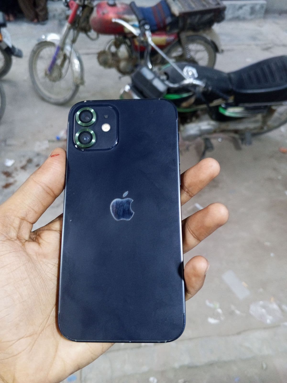 iPhone 12 · 64GB