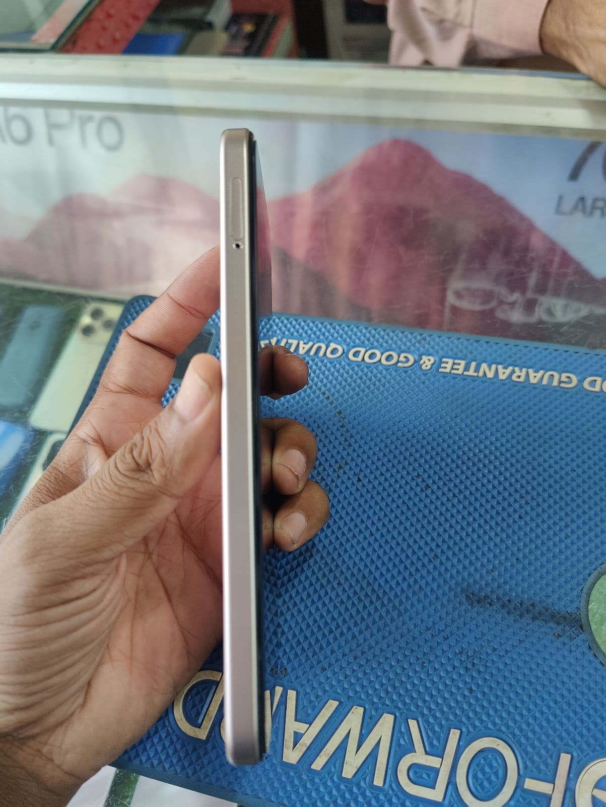 Oppo A6 8GB / 256GB in Aurora Gold — photo 3