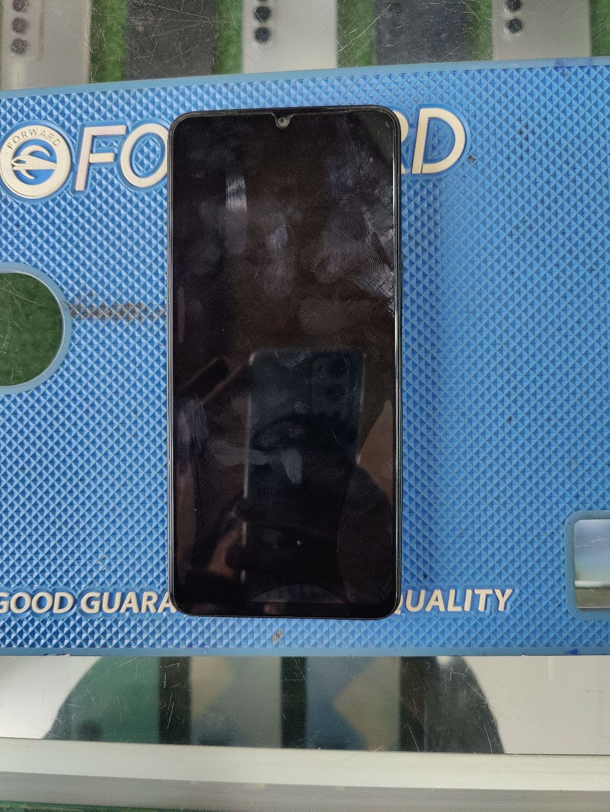 Vivo Y04 4GB / 128GB in Jade Green — photo 2