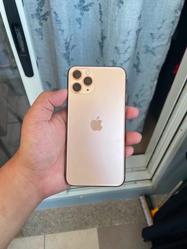 Apple iPhone 11 Pro 256GB in Gold — photo 5