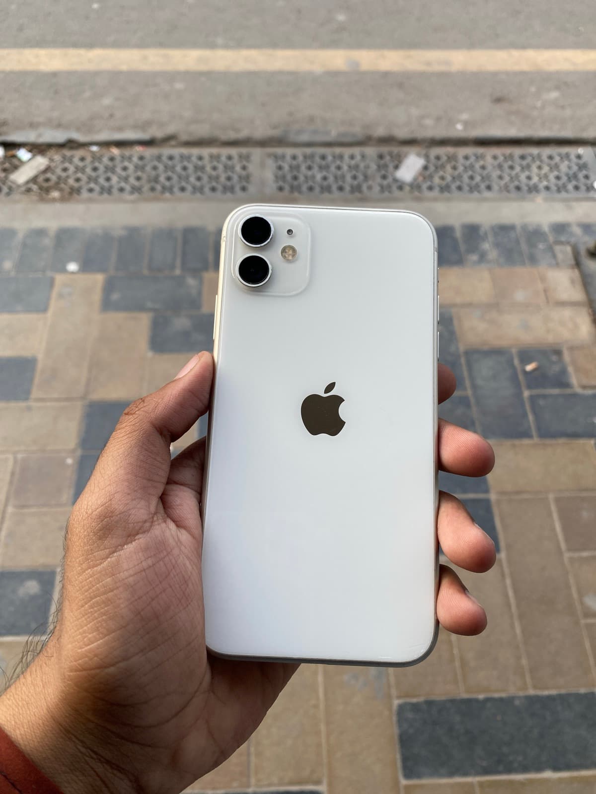 iPhone 11 · 64GB