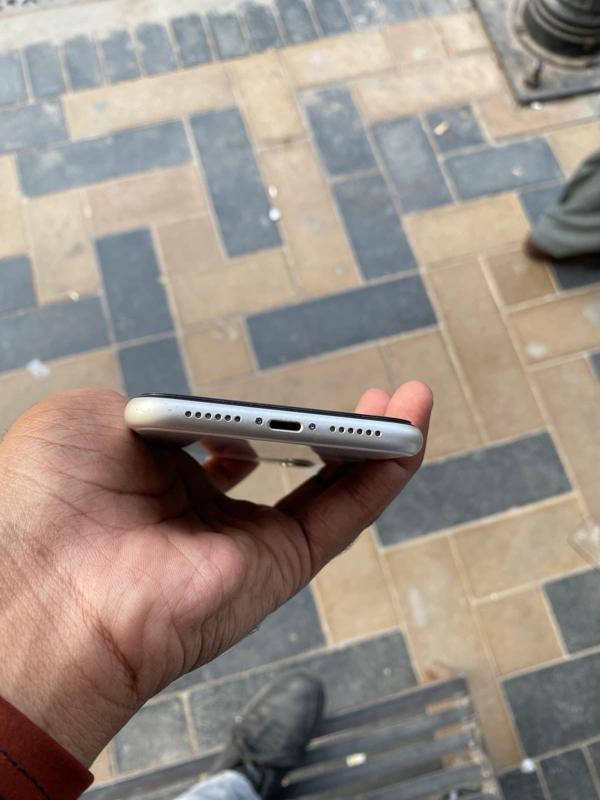 Apple iPhone 11 64GB in White — photo 3